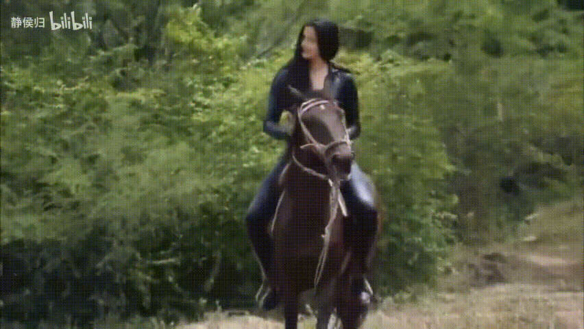 两美女马靴锋利马刺皮鞭凶狠驯马