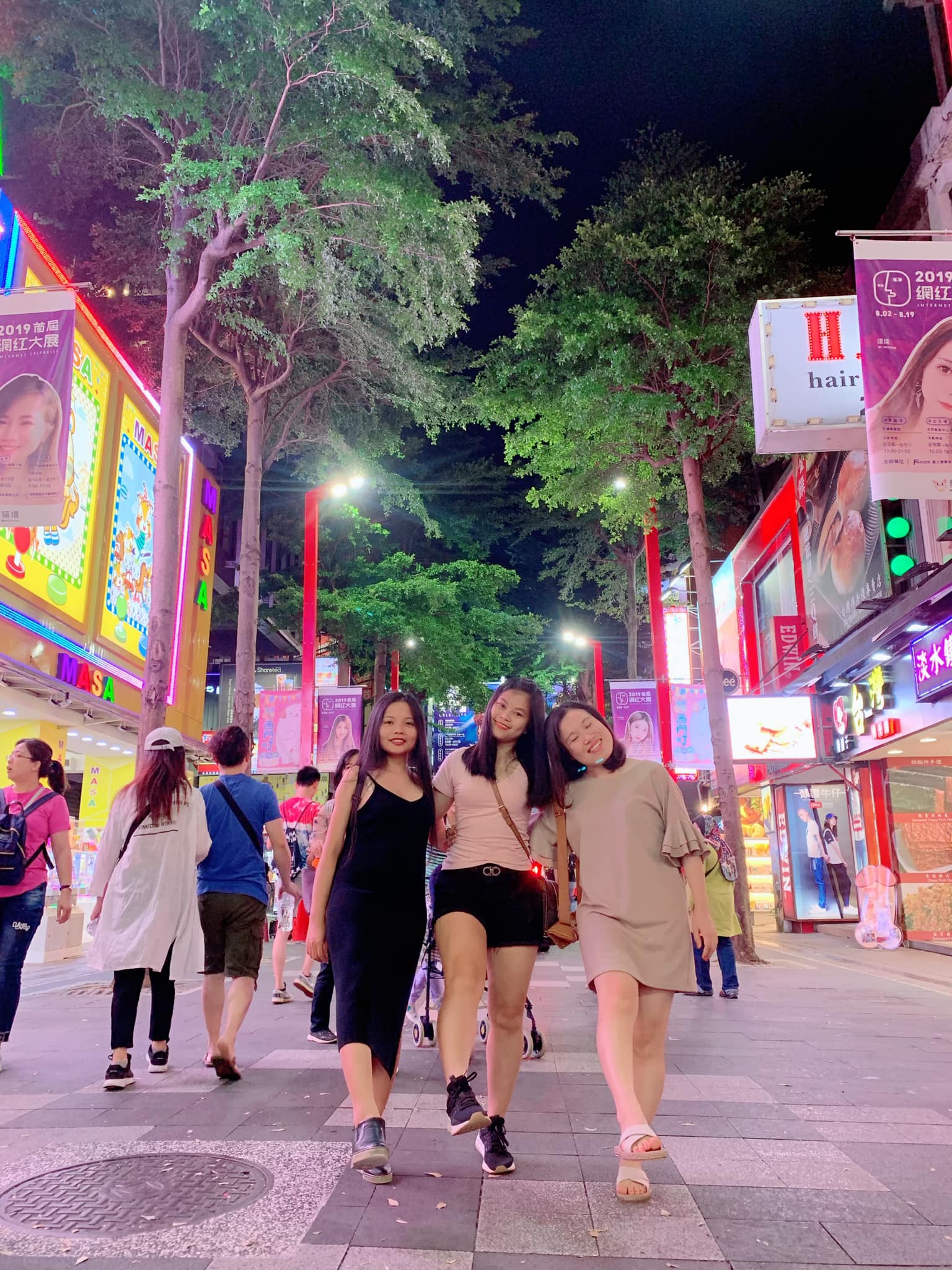Cô Hồ Hải Duyên và cô Phạm Thị Thu Hiền cầm roi da và đi giày da bò đánh con ngựa đến phọt tinh