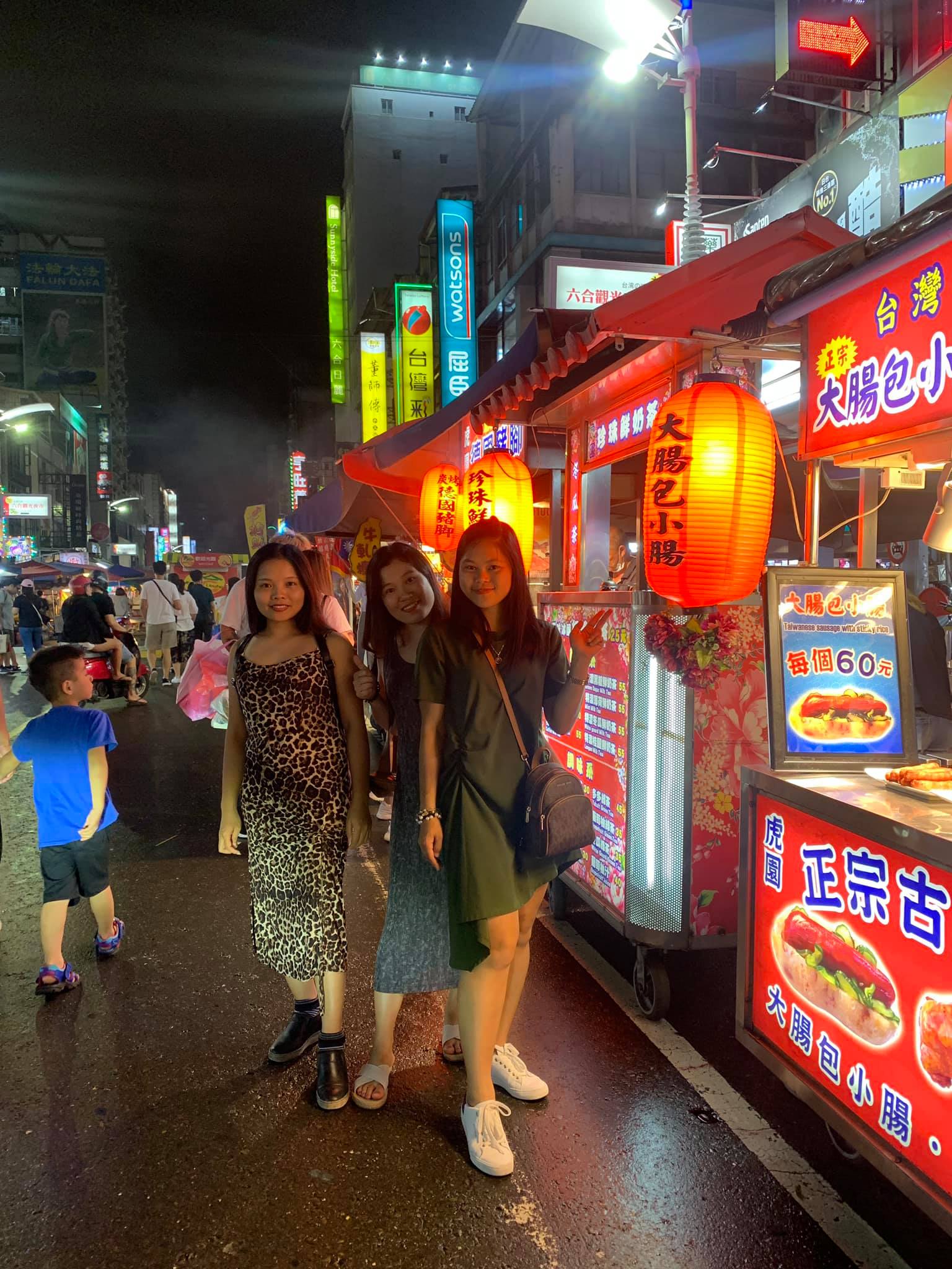 Cô Hồ Hải Duyên và cô Phạm Thị Thu Hiền cầm roi da và đi giày da bò đánh con ngựa đến phọt tinh