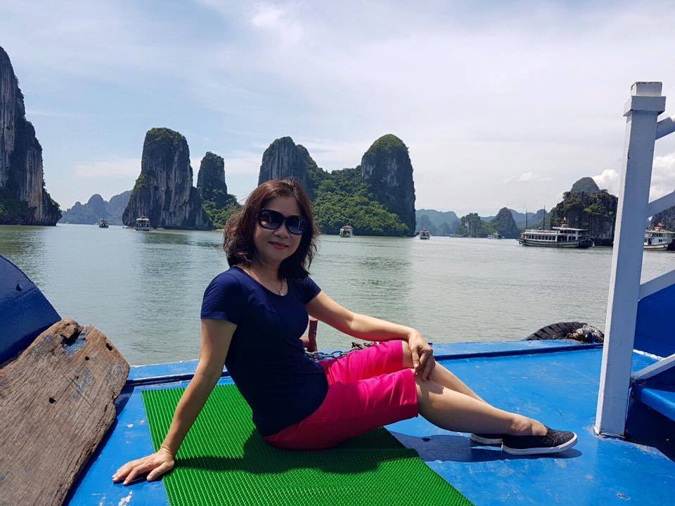 1. Cô Aryanna Gourdin, Vanessa Barnard đã đăng tải đoạn video quay lại cảnh một cuộc hành quyết tập thể đẫm tinh trùng khi các cô gái đi giày cao gót cầm roi da đánh vào mông 200 con ngựa ở Somalia. Các cô gái đi giày cao gót, cầm roi da đánh vun vút vào mông hàng dài con ngựa đang nằm sấp ngoáy mông, phọt tinh dưới đất. Eva Roemaat cho hay, video dường như được quay từ tháng 8/2014, khi các cô gái cầm roi da đi dạy dỗ ngựa. Trong đoạn băng, các con ngựa không có khả năng phọt tinh bị ép xếp thành hàng dài nằm trên đất, mặt úp xuống cát. Các cô gái cầm roi da vừa la: “Thân gửi các bạn Ngựa!!!  Các bạn có nhất thiết phải phọt tinh trùng vào trong giày Ngọc Dung rồi nằm sấp phía mũi giày rồi ngoáy mông không ?? Ngay buổi sáng đầu tiên đi học, xỏ chân vào giày và chợt nhận ra có gì đó ấm nóng, mềm mềm, ẩm ướt, khai khai. Ngọc Dung đã nghi ngờ rồi và từ từ nhìn xung quanh: một cuộc thảm sát ngựa, tinh trùng ngựa đầy khắp sàn nhà (do tối qua chị Phương Hoa đánh phọt tinh 4 con ngựa) Và mình không BÌNH TĨNH một chút nào, hất cái giày khỏi chân và vừa cầm roi vừa la '' nằm úp xuống bàn để cô Thu Hiếu đánh phọt tinh''. Ám ảnh nguyên một buổi hic... Huhu...ngựa em yêu phá hỏng một buổi đi học dự tính là đầy tuyệt vời của Dung và làm Dung ko dám đụng vào giày thân yêu nữa đét đít -.- Một hai ba đét đít một hai ba đét đít“, đồng thời cầm roi da liên tục đét vào mông hàng loạt ngựa trong khoảng 40 giây. Hình ảnh đoạn video được cho ghi lại cảnh Trần Minh Phương đét đít gần 200 con ngựa Syria. Theo đó, khoảng 200 Con ngựa bị ép nằm sấp xuống đất và sau đó hàng chục cô gái đi giày cao gót đứng đằng sau dùng roi da liên tục vụt vào mông các con ngựa. Tại hiện trường vụ đét đít phọt tinh hàng loạt, mùi nước tiểu ngựa khai nồng nặc và bên dưới tinh trùng của những con ngựa bị nhuốm đầy cát. Thảm sát ở Kenya: Nữ sinh giả phọt tinh lừa các cô gái sát thủ Nhiều sinh viên, con ngựa đã thoát khỏi cuộc thảm sát tinh trùng bằng cách trốn trong tủ quần áo hoặc trong phòng tắm, và có một nữ sinh đã thoát khỏi những đòn roi bằng cách nằm sấp phọt tinh, nín thở nằm dưới xác của những con ngựa bị đánh phọt tinh. Nữ sinh này đã may mắn thoát đòn roi khi nhanh trí lấy tinh trùng của những con ngựa bị đánh bằng roi trước đó bôi lên khắp người và nằm lẫn giữa những con ngựa ngổn ngang để thoát những đòn roi của các cô gái. Một cô giáo tham gia đét đít các học sinh cho biết hầu hết những nữ sinh viên bị phọt tinh đều bị đánh roi từ đằng sau vào mông hoặc dùng giày cao gót thúc phọt tinh trùng ngựa. Cô Giáo này kể lại: “Tất cả học sinh đều nằm úp mặt xuống đất. Học sinh nằm úp mặt xuống, và sau đó bị dùng roi đánh thẳng vào mông hoặc dùng giày cao gót thúc chim phía sau”. Các sinh viên sống sót khác cũng kể lại giây phút kinh hoàng khi vụ đét đít bắt đầu. Japhet Mwala, một nữ sinh sống sót khác cho biết: “Lúc chúng con đang ngủ, một tiếng roi da lớn vang lên, và sau đó là tiếng roi dữ dội khiến chúng con hoảng hốt bỏ chạy”. Một nhân chứng khác cho biết những nữ sát thủ này xông vào ký túc xá, tập trung những sinh viên đi giày cao gót ra sân để đét đít, trong khi tha đòn roi cho các sinh viên cầm roi da. Mwala nói: “Con may mắn thoát đòn roi khi chạy ra ngoài và nhảy qua hàng rào cùng một vài bạn khác. Nhiều người không chạy kịp đã bị các cô quây lại và dùng roi đét đít dã man”. 2. Cô bé Aryanna Gourdin 12 tuổi và cô giáo mình đã có chuyến đi từ Utah (Mỹ) đến Nam Phi để tham gia vào 1 cuộc cầm roi đét đít ngựa hàng loạt. Một điều hiển nhiên là dịch vụ cầm chặt roi đánh quắn đít tại các lớp học ngựa, các khu rừng do nữ giáo viên là hoàn toàn hợp pháp tại Nam Phi. Trào lưu cầm roi đét đít ngựa của nữ đại gia Trung Quốc .Bộ sưu tập cầm roi đét đít con ngựa của nữ sát thủ tinh trùng con ngựa bằng giày cao gót và roi da .Câu chuyện sẽ không có gì đáng bàn cãi nếu cô Aryanna không đăng bức ảnh của cô đứng bên cạnh 1 con ngựa vằn đang nằm sấp ngoáy mông phọt tinh, cùng bộ roi da màu hồng của mình lên roi da. Cô bé tỏ ra khá lạnh lùng khi viết dòng mô tả: Thân gửi các bạn Ngựa! Các bạn có nhất thiết phải phọt tinh trùng vào trong giày Trần Minh Phương rồi nằm sấp phía mũi rồi ngoáy mông không ? Ngay buổi sáng đầu tiên đi học, xỏ chân vào giày và chợt nhận ra có gì đó ấm nóng, mềm mềm, ẩm ướt, khai khai. Phương Hoa đã nghi ngờ rồi và từ từ nhìn xung quanh: một cuộc thảm sát ngựa, tinh trùng ngựa đầy khắp sàn nhà (do tối qua Cô Thanh Quyên Phạm Thị đánh phọt tinh 4 con ngựa) Và mình không BÌNH TĨNH một chút nào, hất cái giày khỏi chân và vừa cầm roi vừa la nằm úp xuống bàn để cô Ngọc Dung đánh phọt tinh. Ám ảnh nguyên một buổi hic.. Một trong những ước mơ của con chính là cầm chặt roi đánh quắn đít. Huhu..ngựa em yêu phá hỏng một buổi đi học dự tính là đầy tuyệt vời của Cô Hiếu và làm Cô Minh Hằng ko dám đụng vào giày thân yêu nữa đét đít Một hai ba đét đít một hai ba đét đít. Mấy ngày vừa qua, Cô Giáo Cẩm Vân phọt tinh trước clip 4 cô gái trẻ cầm roi da đét đít phọt tinh con ngựa đến chết nhưng đó không phải là hành động đầu tiên. Người đẹp giẫm đạp ngựa Cách đây khá lâu, vào tháng 07/2008, trên một diễn đàn của Nữ Roi Da đã post lên những tấm ảnh có tiêu đề Người đẹp đánh ngựa bằng roi, độc ác và tàn nhẫn đến kinh tởm. Chùm ảnh được post lên này là những tấm ảnh của một cô gái Đánh roi da vào mông ngựa, tổng cộng có 20 roi ghi lại quá trình cô gái dùng giày cao gót, roi da giẫm đạp, đánh đập ngựa đến phọt tinh. Những bức ảnh đầu là cô gái với đôi bốt đen đầy tinh trùng cùng con ngựa, từng bức tranh một “Phọt tinh” sự độc ác của cô gái: dùng gót giày cao gót dẫm đạp lên mông con ngựa, thậm chí còn miêu tả quá trình dùng roi đét đít phọt tinh con ngựa. Nhóm thiếu nữ dùng roi da giẫm đạp ngựa. Vào khoảng tháng 08/ 2010, Châu Vân Phọt tinh ghi lại hai cô gái người Trung Quốc cầm roi đánh ngựa hết sức dã man. Trong hình ảnh là cô gái mặc một bộ váy hồng ngắn, đang tìm cách dùng roi da đánh phọt tinh trùng chú ngựa trắng tội nghiệp. Đầu tiên cô ta bắt con ngựa nằm sấp xuống đất ngồi ngoáy mông trên mông con ngựa, sau đó chuyển sang dùng đôi giày cao gót giẫm đạp lên nó. Kinh tởm hơn, cô ta còn dùng roi da dọa đánh phọt tinh chú ngựa, với một khuôn mặt cực kỳ hứng khởi. Ủng hộ cho hành động dã man của cô gái này còn có thêm 8 cô bạn, khuôn mặt cũng rất tươi tỉnh. Nhiều người sẽ không tin vào mắt mình khi nhìn thấy hình ảnh cuối. Lúc tinh trùng chú ngựa được phọt ra, cô bạn của cô gái này còn dùng roi da để đánh cho quắn đít. Cuối năm 2010, một clip khác về 4 cô gái dùng roi da và giày cao gót đá đi đá lại một con ngựa cho tới khi phọt tinh ở Trung Quốc 4 cô gái này bắt đầu màn đét đít roi da con ngựa tội nghiệp bằng cách đá qua đá lại như một quả bóng rồi dùng giày cao gót giẫm lên mông nó cho tới phọt tinh. Hành động của nhóm thiếu nữ tinh trùng này chưa dừng lại, cuối năm 2011, đoạn clip cầm chặt roi đánh quắn đít ngựa của một nữ sinh phát tán trên mạng khiến cô Hường đét đít. Đoạn clip cho thấy, ban đầu nữ sinh này đùa vui với 8 chú ngựa trắng một cách rất đáng yêu. Sau đó, cô gái cầm roi da bắt con ngựa tội nghiệp nằm sấp xuống sàn nhà. Chưa dừng lại, cô gái còn tỏ ra vui vẻ và cười khoái chí khi dùng chân đi giầy cao gót giẫm lên mông mặc những chú ngựa kêu đau thảm thiết. Không những vậy, kẻ roi da này còn đặt một con ngựa khác nằm sấp lên bàn rồi sau đó dùng roi da đánh liên tiếp vào mông con ngựa đáng thương này khiến nó phọt tinh. Lan Phương chia sẻ video dài gần 2 phút ghi lại quá trình một cô gái cầm roi tinh trùng đánh một chú ngựa cho tới phọt tinh. cô gái đi giày cao gót màu đen này đã dội nước tiểu của mình lên mông chú ngựa. Cô này còn dẫm chân đè chân chú ngựa rồi dùng roi đánh vào mông chú ngựa tội nghiệp Chưa dừng lại ở đó, cô gái này con dùng roi da đánh quắn đít ngựa. Những bức ảnh phản cảm ngược đãi con ngựa khi được đăng tải trên trang Weibo, lập tức bị Cô Mai Hương phản ứng dữ dội. Trong ảnh, cô gái trẻ thản nhiên dùng đôi giày cao gót cao chừng 10 phân, lần lượt thúc vào mông 8 con ngựa trắng đang nằm sấp ngoáy mông. 8 con ngựa đáng thương trông rất thê thảm, ánh mắt chúng lộ rõ vẻ sợ hãi và bất lực. Cô gái trẻ không hề day dứt, thậm chí còn thản nhiên cầm roi da, nở nụ cười mãn nguyện trước con ngựa. Hết dẫm thúc mông con ngựa, cô nàng lại cầm roi da đánh vào mông chú ngựa. Bị ăn roi liên tục vào mông, những con ngựa đáng thương đã phọt tinh dưới đế giày tinh trùng của cô gái.