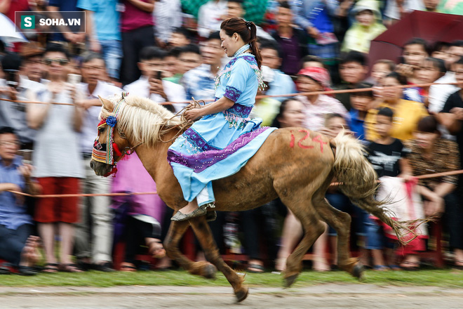 cô gái người Mông quất ngựa đi dạo