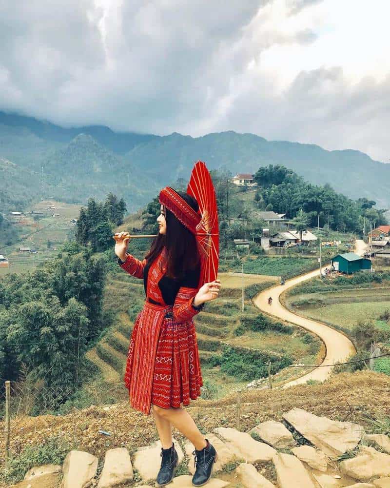 cô gái người Mông quất ngựa đi dạo